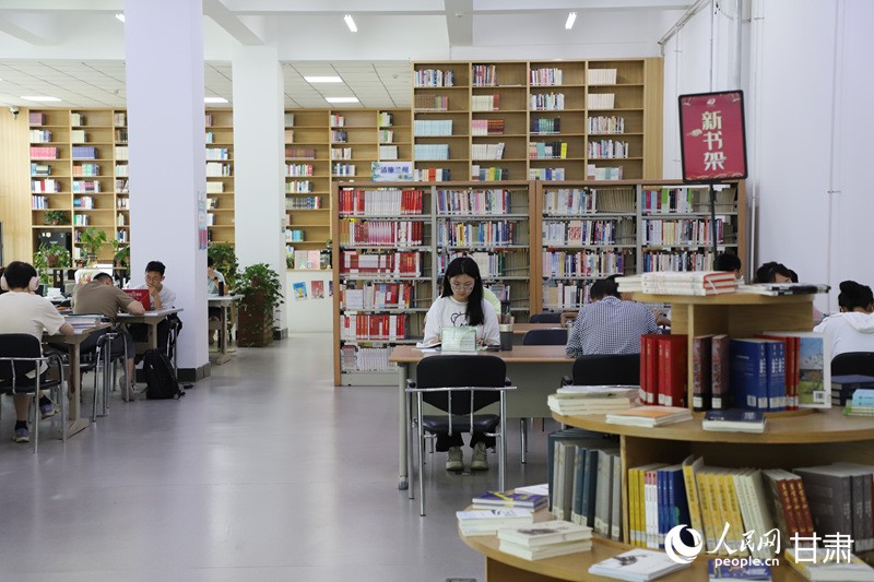 蘭州市圖書館維修改造后的自習室。人民網記者 邵蘭攝