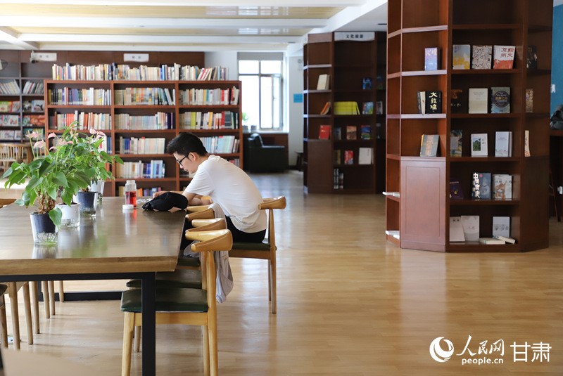 蘭州市圖書館中央廣場分館六樓人文閱覽室。人民網記者 邵蘭攝