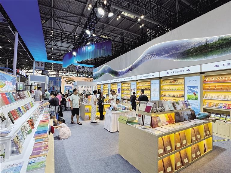 圖為讀者出版集團展區圖書吸引讀者翻閱。 周言文 攝