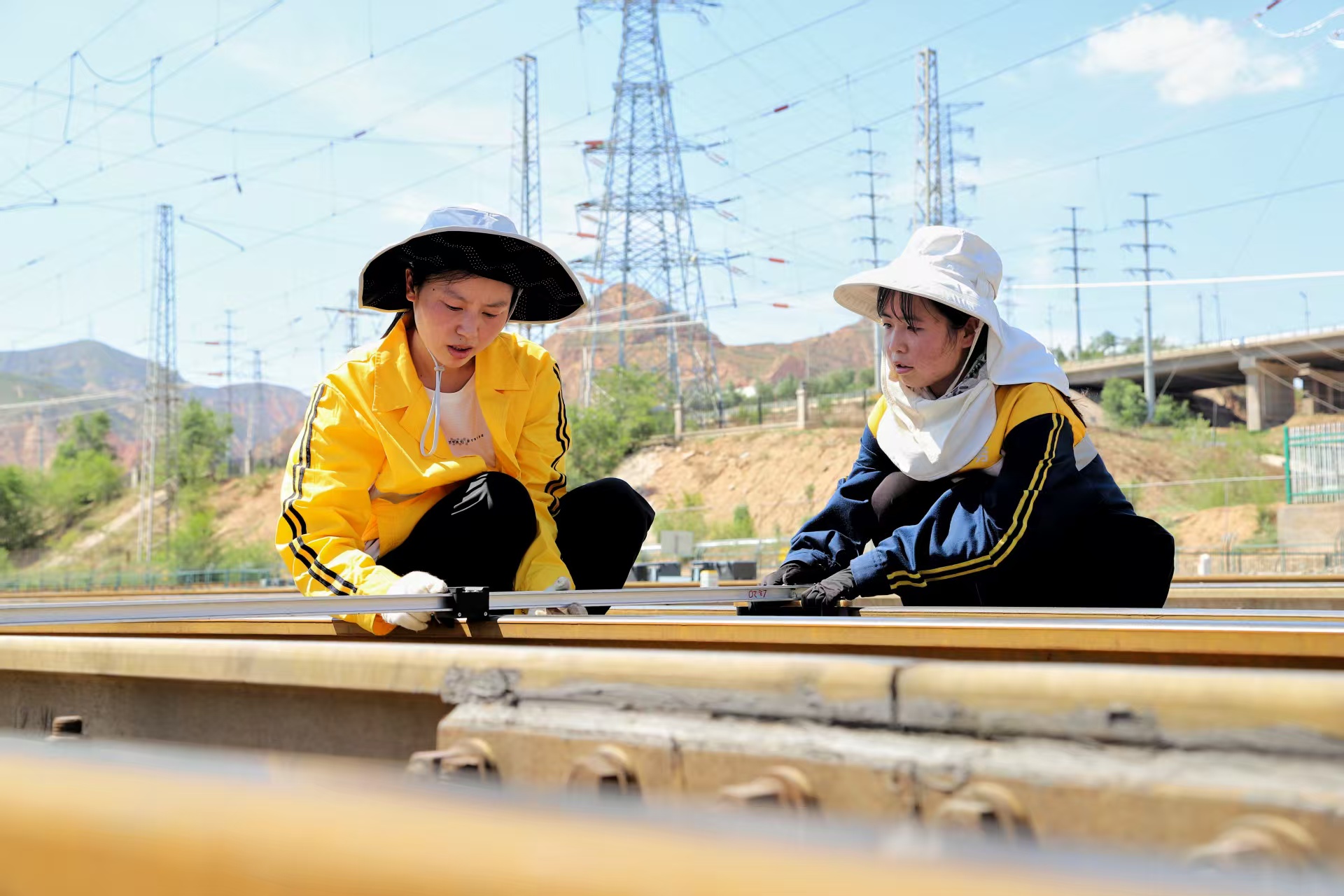 铁路线路工顶着烈日进行巡查。任祎摄