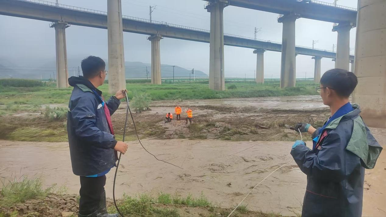 中國移動甘肅公司搶修中斷光纜。中國移動通訊集團甘肅有限公司供圖