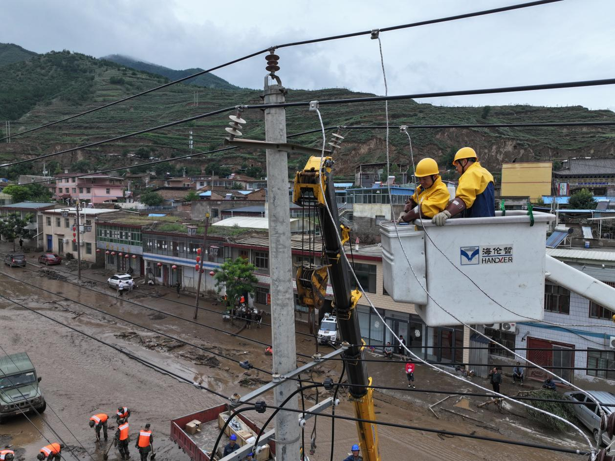 搶修現場。國網甘肅省電力公司供圖