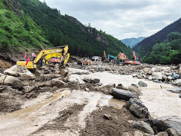 交通運輸部門開展災毀公路應急搶通
