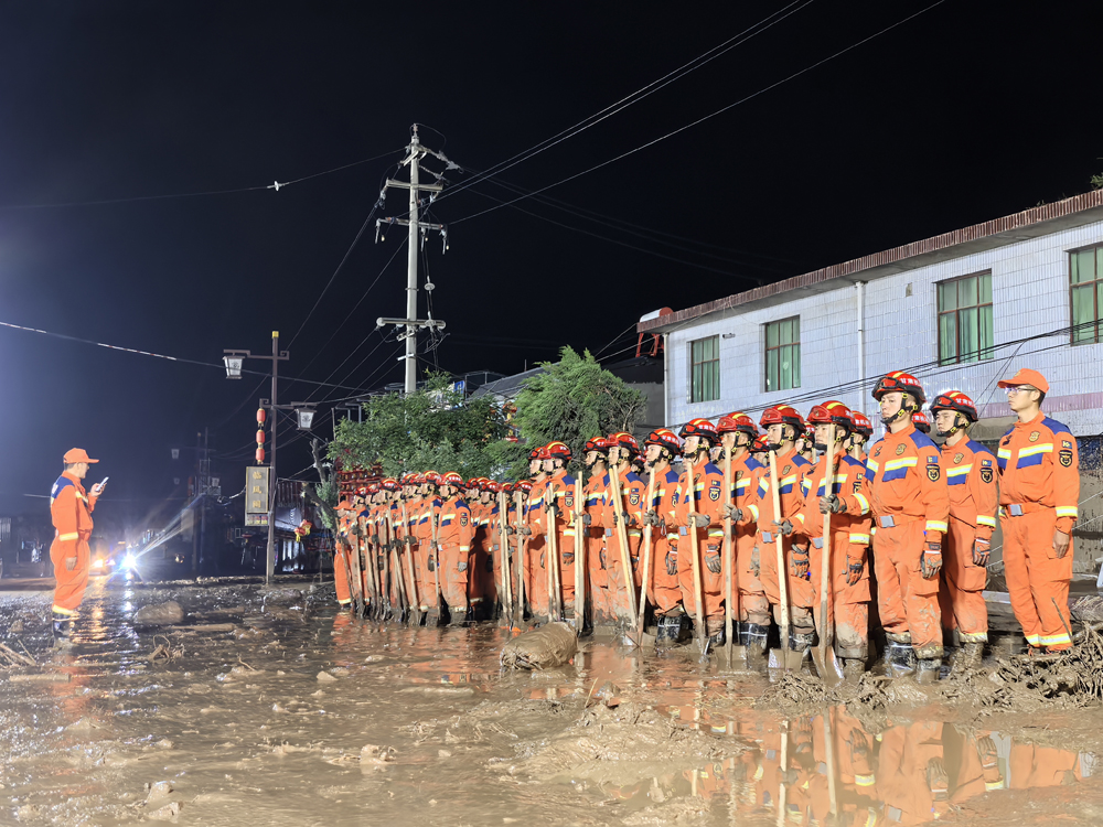 8月9日凌晨，西北区域应急救援中心在甘肃省兰州市榆中县兴隆山村开展救援。展富奇 摄