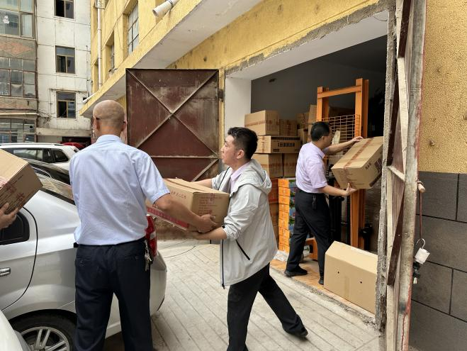 農行榆中縣支行積極籌備救災物資送往救援一線。農行甘肅省分行供圖