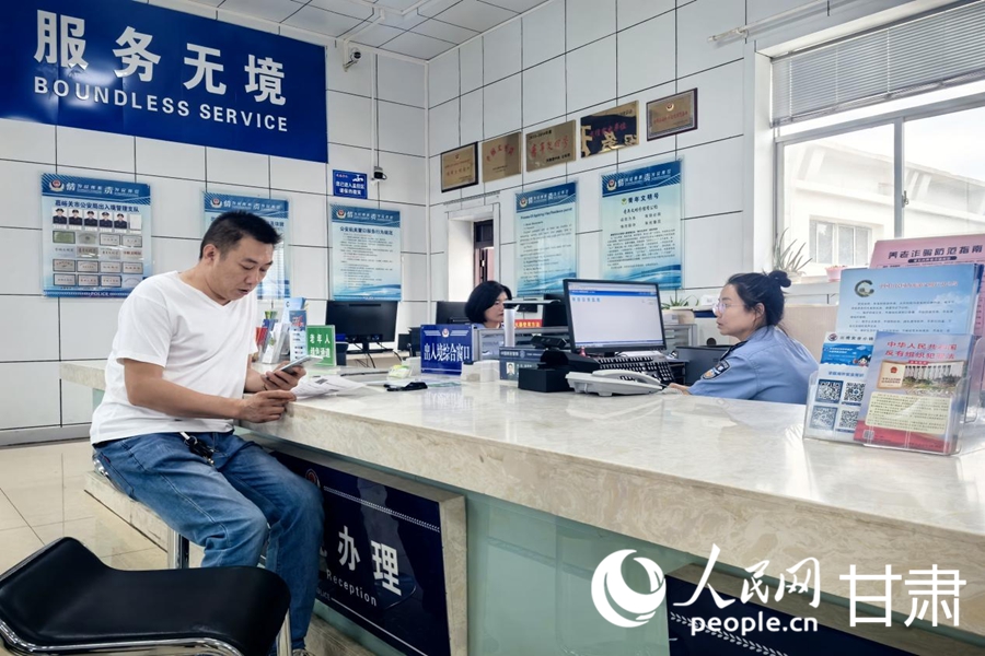 前来办理业务的群众核对填报的个人信息。人民网记者 周婉婷摄