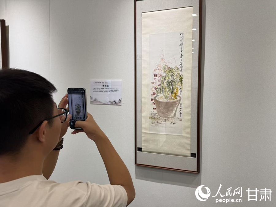 市民在通渭縣翰墨文化中心欣賞書畫作品。人民網記者 焦隆攝
