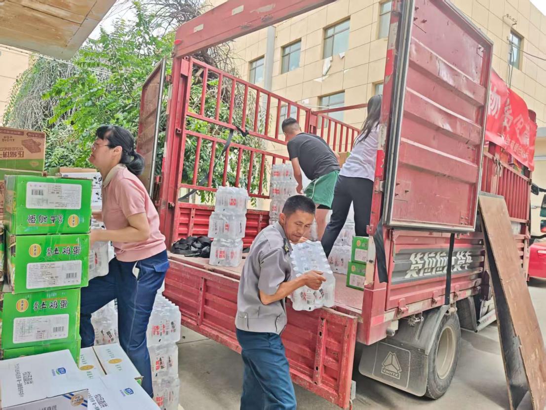 工作人員積極籌措應急物資。中國工商銀行蘭州分行供圖