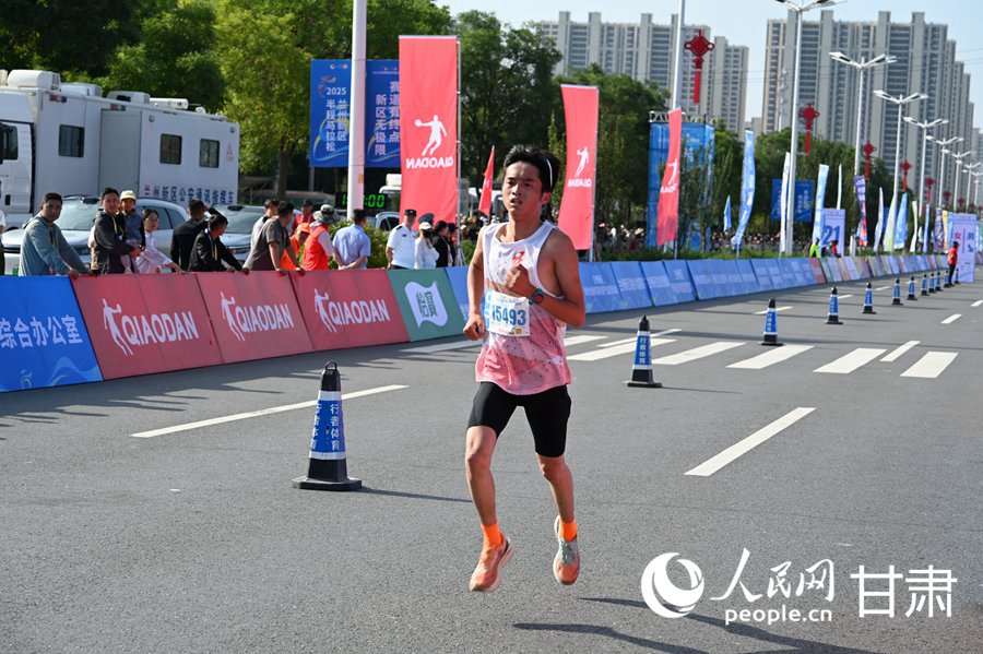 希望新城·跑贏未來 2025蘭州新區半程馬拉鬆鳴槍開賽【2】