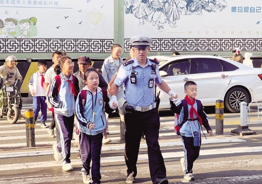 公安交警带领小学生过马路
