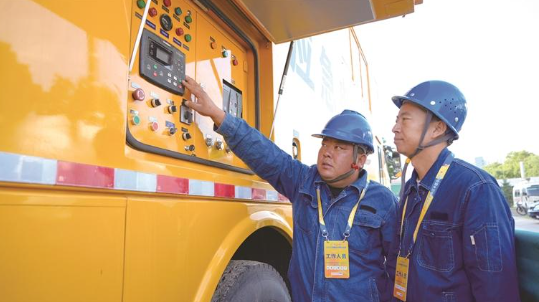 供电部门工作人员检查发电车