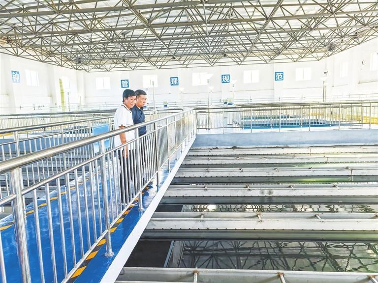 靜寧供水公司工作人員在淨水車間巡查。 新甘肅·甘肅日報記者 王朝霞