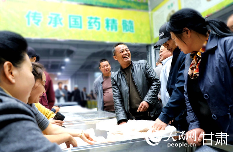 客商正在挑选优质中药材。人民网记者 高翔摄