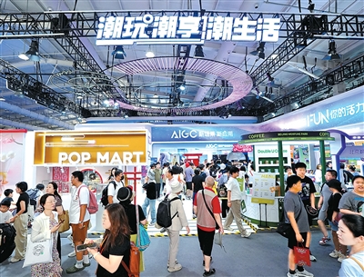 九月十三日,观众在服贸会文旅服务专题展区朝阳区展团参观。新华社记者 陈晔华摄