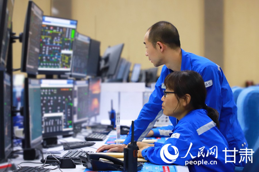 兰州石化员工使用全国产化系统调节工艺参数。人民网记者 焦隆摄