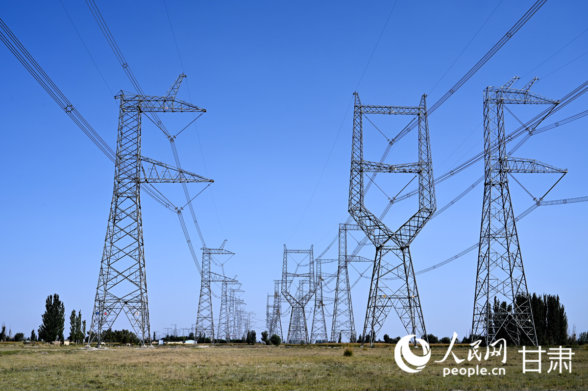 ±800千伏祁韶特高壓輸電線路與±1100千伏吉泉特高壓輸電線路、±800千伏天中特高壓輸電線路齊驅並行。