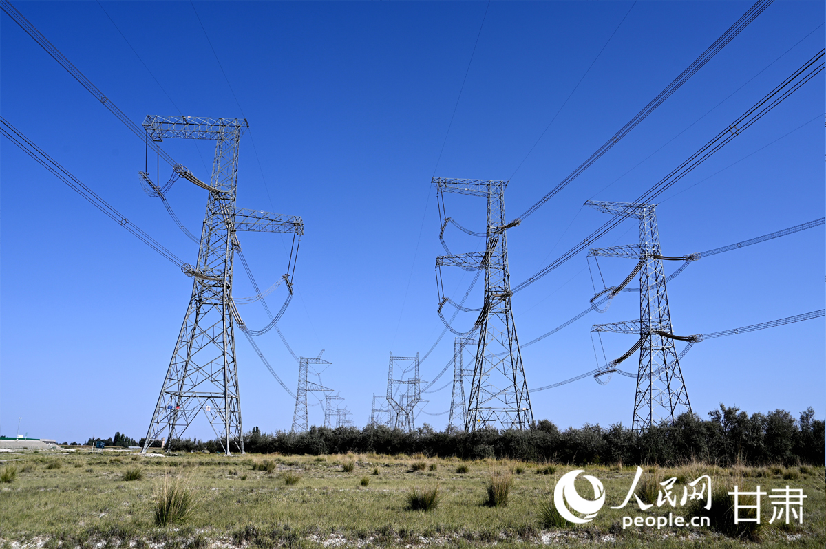 ±800千伏祁韶特高壓輸電線路與±1100千伏吉泉特高壓輸電線路、±800千伏天中特高壓輸電線路齊驅並行。