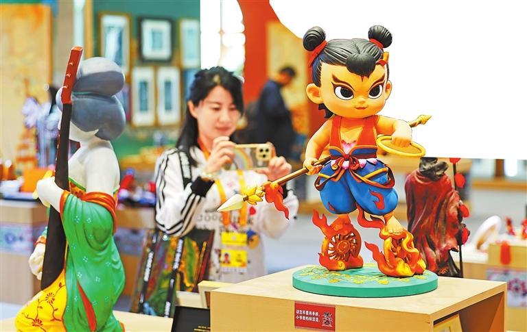 文创产品吸引嘉宾驻足观赏、拍照。 新甘肃·甘肃日报记者 田蹊