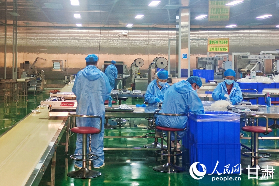 定西陇峰淀粉制品有限责任公司生产车间内，工人在包装粉条。人民网记者 米媛摄