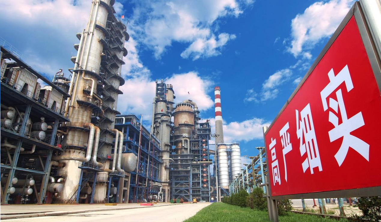 兰州石化炼油二部300万吨/年重催装置。亓祥君 摄