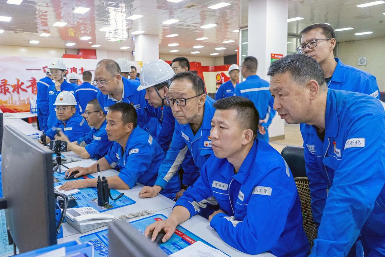 兰州石化300万吨/年重催装置岗位员工调节中压蒸汽管网压力。亓祥君 摄