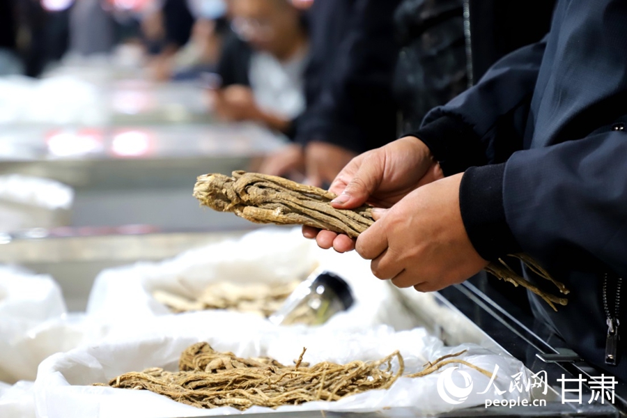 首陽鎮中藥材交易市場內的優質中藥材備受廣大客商青睞。人民網記者 高翔攝