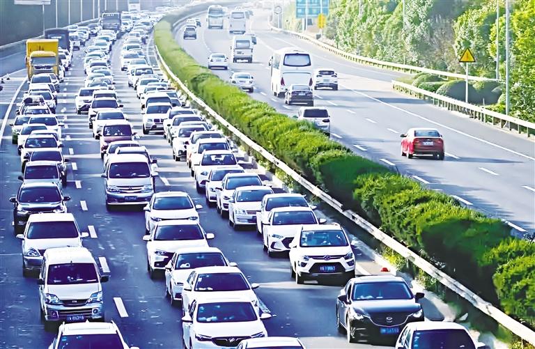 10月5日，G22青兰高速榆中路段车流量较大。