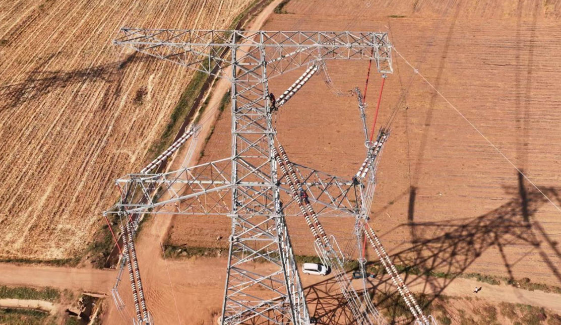 甘肅張掖電廠擴建煤電750千伏送出工程正在進行消缺工作。國網甘肅省電力公司供圖