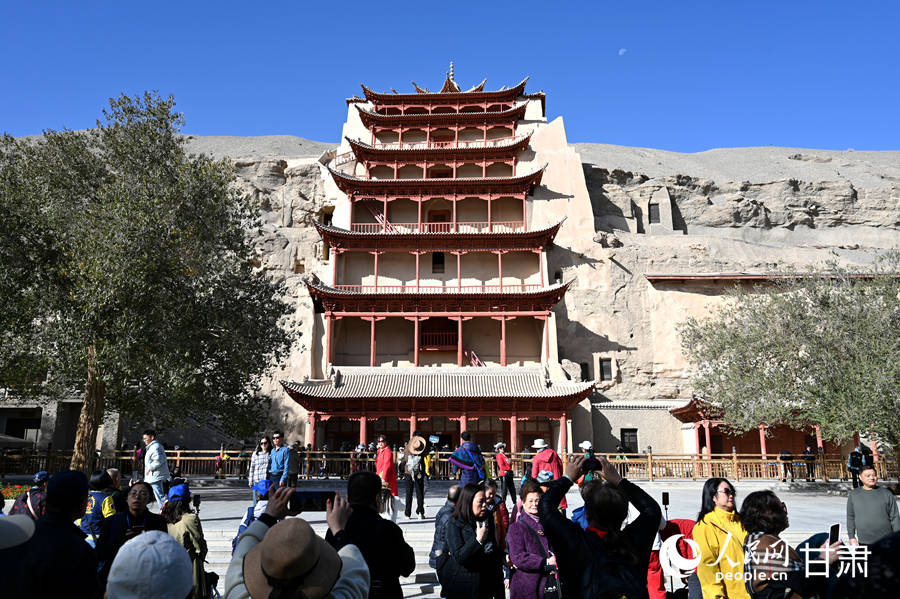 游客在莫高窟参观。人民网 席娟娟摄