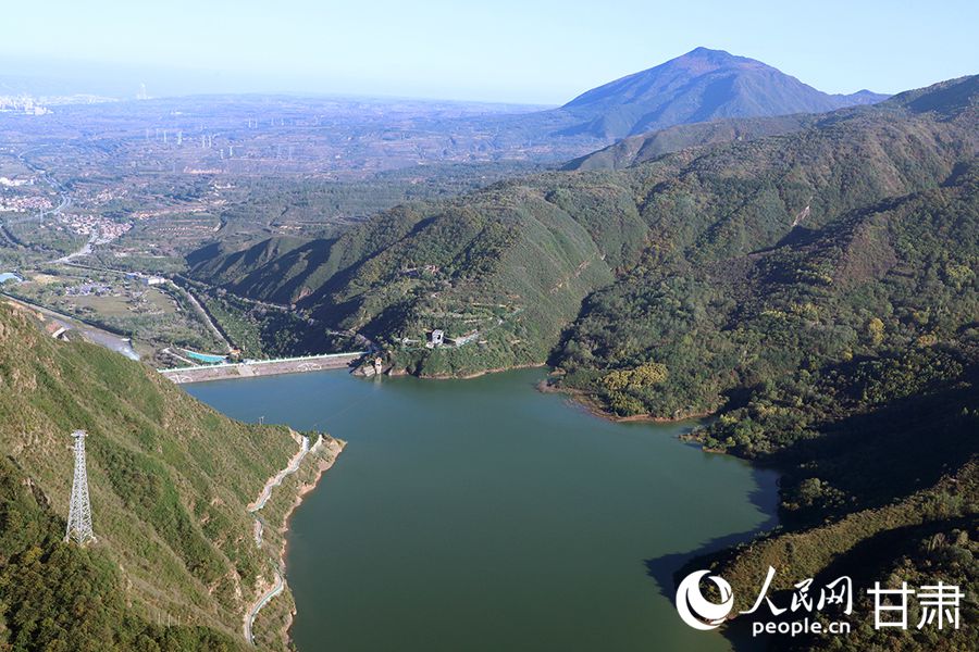 弹筝湖宛如无瑕碧玉。人民网记者 米媛摄