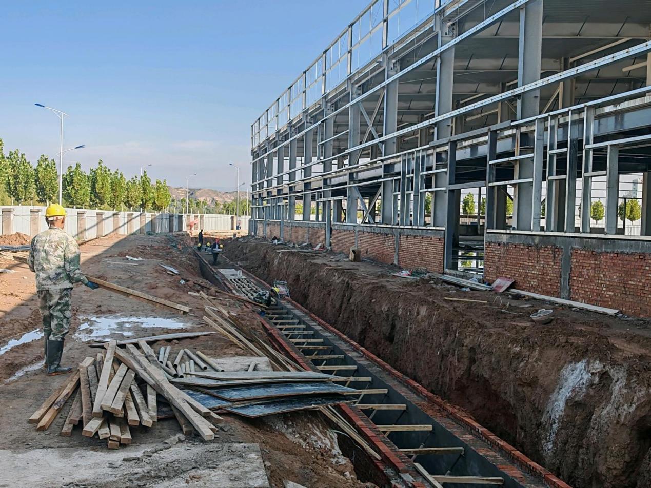 室外雨污管网施工中。马进海摄