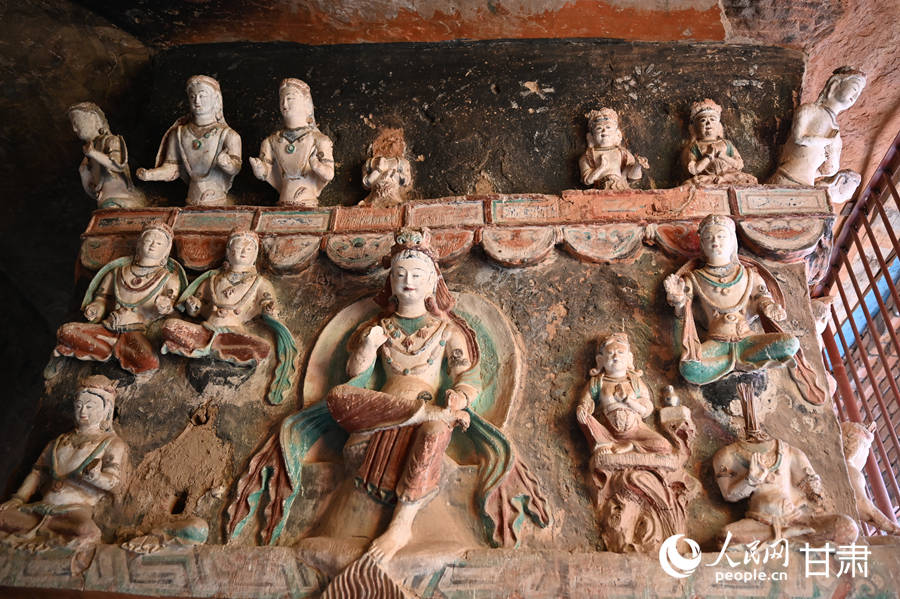 金塔寺石窟內的彩塑。 人民網 席娟娟攝