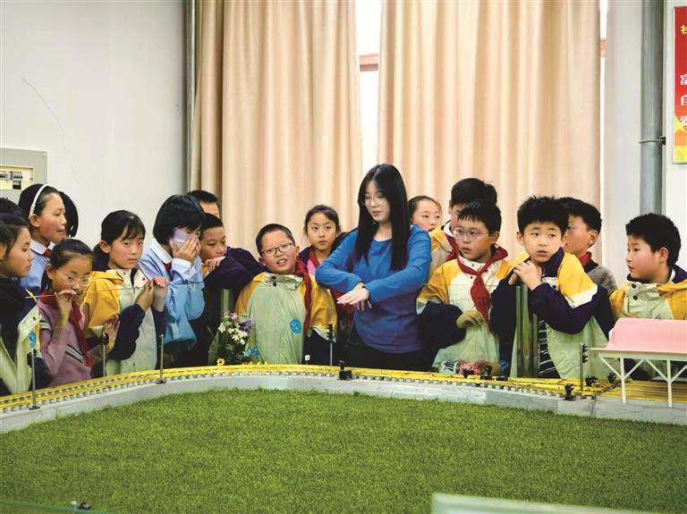 大學生志願者向學生們講解軌道交通運行原理