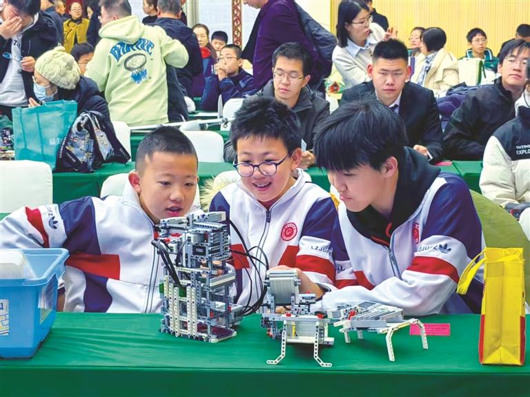 圖為同學們討論參賽模型。