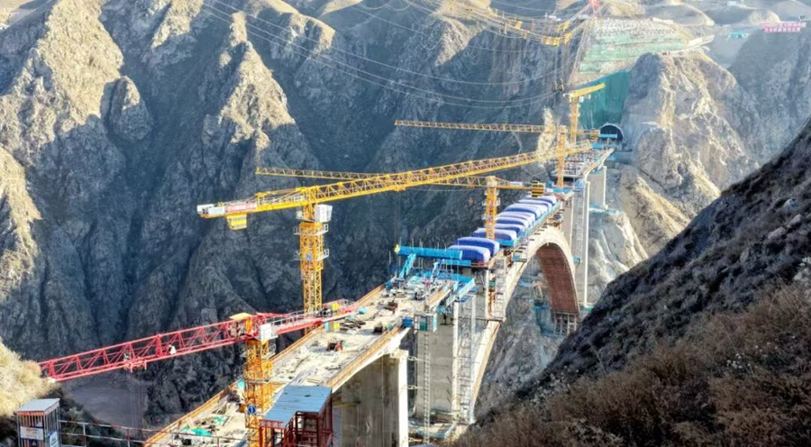 11月18日，中国铁建大桥局工人在兰合铁路（兰州至合作）洮河大桥上施工。临夏州委宣传部供图