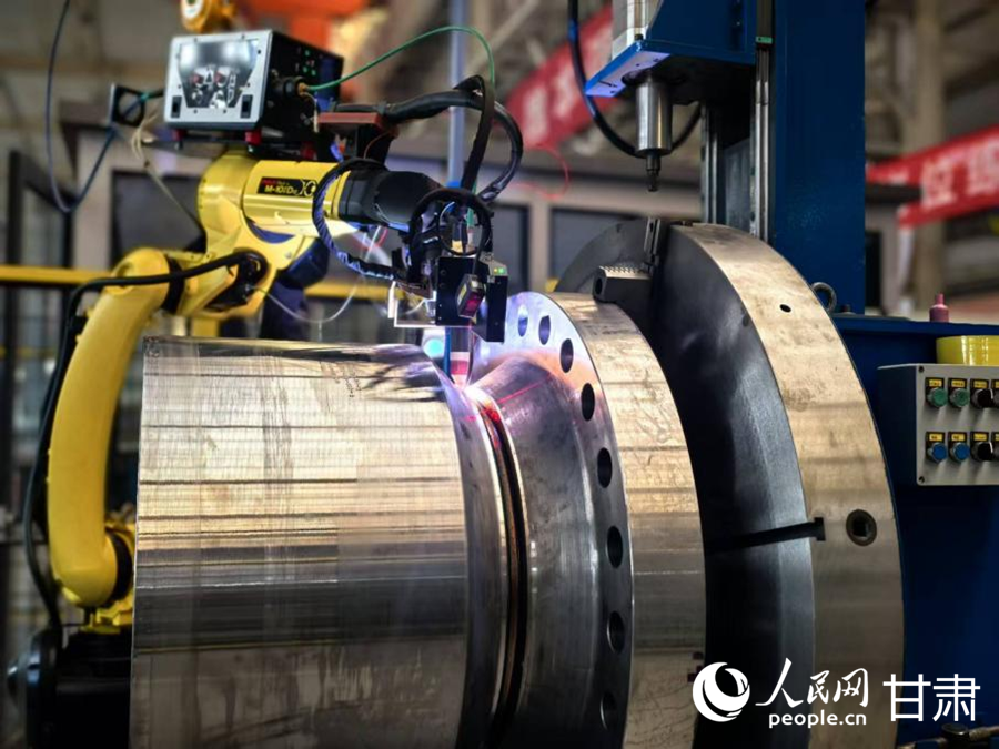 蘭石集團數字化生產車間自動焊接設備。人民網記者 周婉婷攝