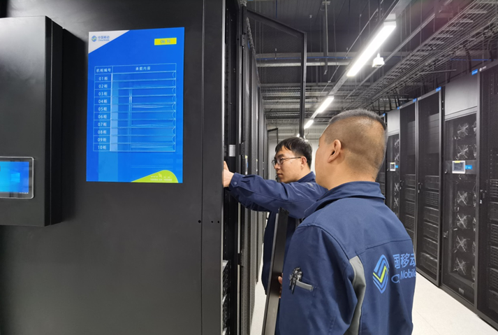 中国移动(甘肃·庆阳)数据中心工作人员调试检测设备。安志鹏摄