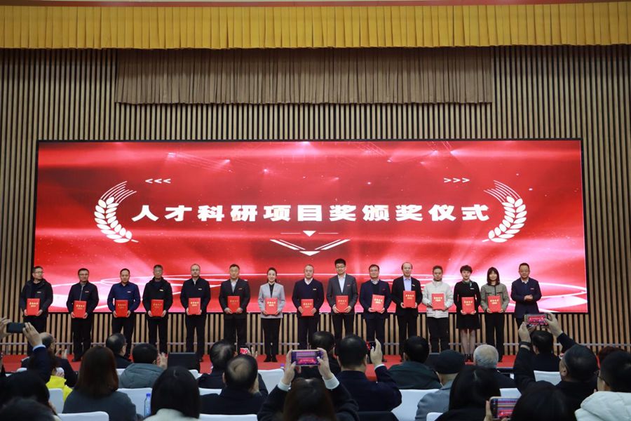西北师大“人才科研项目奖”获奖代表领奖。西北师大党委宣传部供图
