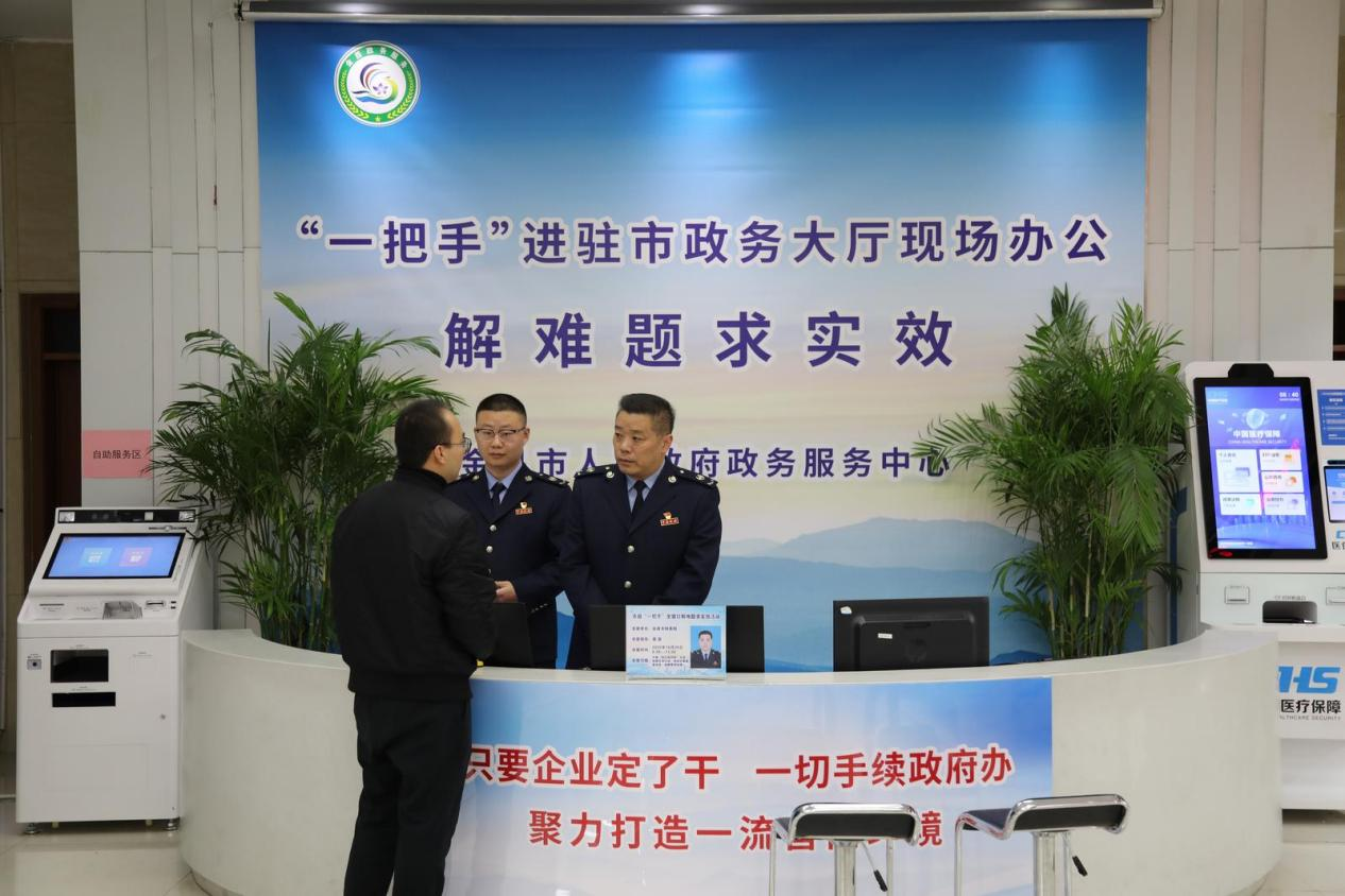 “一把手坐窗口解難題”活動中，金昌市稅務局相關負責人為前來咨詢的群眾答疑解惑。陳剛 攝