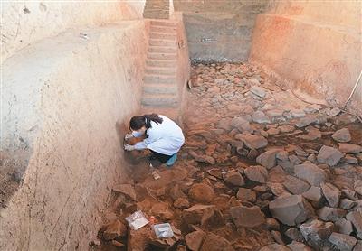 近年来，良渚遗址持续推进科技考古。图为科研人员在良渚古城南城墙遗址取土样。新华社记者 翁忻旸摄