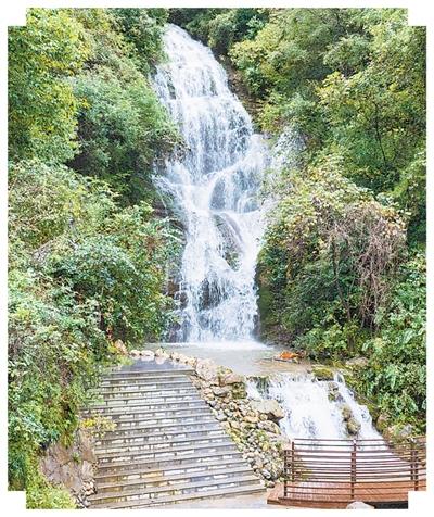 云屏三峡的“双樽瀑”景观。图为宋朝军、张维摄影报道