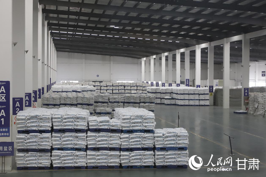 甘肅漳鹽勝雪鹽業有限公司倉儲車間。人民網記者 焦隆攝