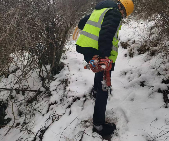 甘肅移動甘南分公司建設人員在牧區開展地形勘測工作。中國移動通信集團甘肅有限公司供圖