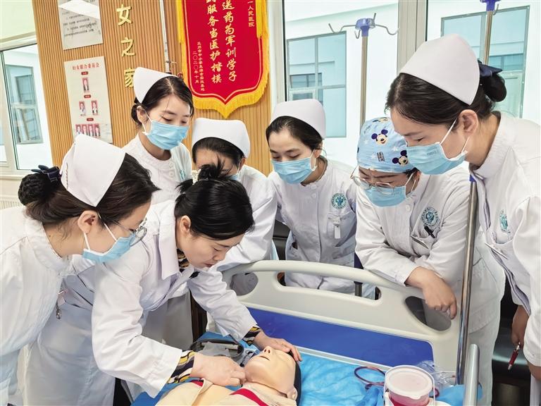 图为护理人员进行急救培训。