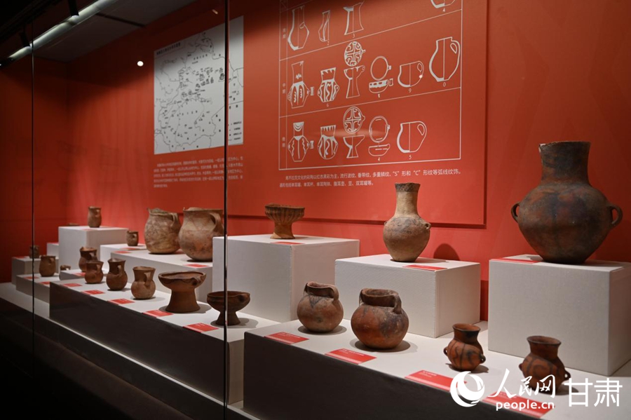 “從黃河到天山——史前彩陶的西漸之路”文物展展出的彩陶。人民網 席娟娟攝