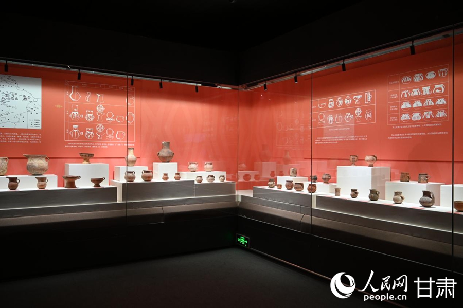 “从黄河到天山——史前彩陶的西渐之路”文物展展出的彩陶。人民网 席娟娟摄