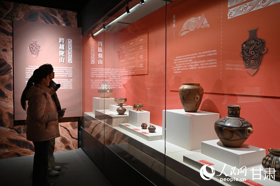 游客参观“从黄河到天山——史前彩陶的西渐之路”文物展。人民网 席娟娟摄