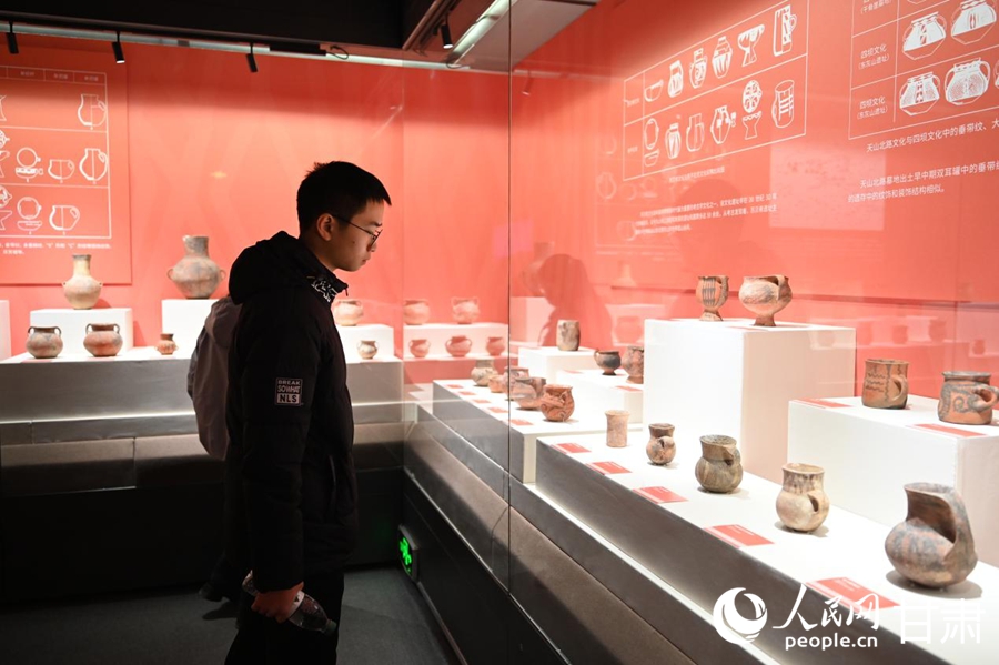 游客参观“从黄河到天山——史前彩陶的西渐之路”文物展。人民网 席娟娟摄