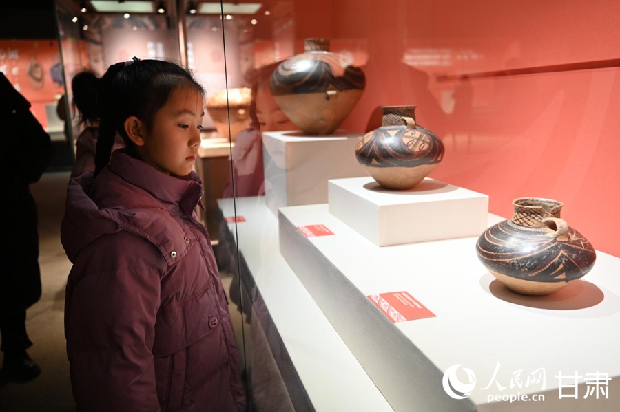 游客参观“从黄河到天山——史前彩陶的西渐之路”文物展。人民网 席娟娟摄