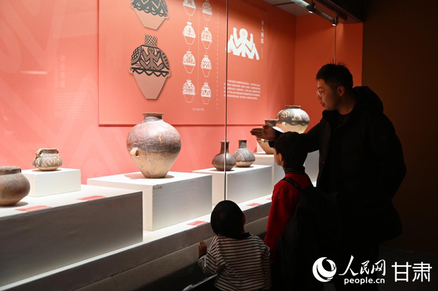 游客参观“从黄河到天山——史前彩陶的西渐之路”文物展。人民网 席娟娟摄